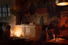 Lesen im cinema café hackescher markt Berlin Photography © Bülent Musdu